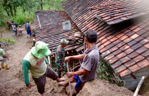 Rumah Warga Tertimpa Longsoran Tanah, TNI – Polri di Ponorogo Bantu Atasi
