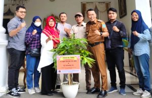 PWI Beri Bupati Sugiri Pohon Uang, Simbol Harapan Kemakmuran Rakyat Ponorogo