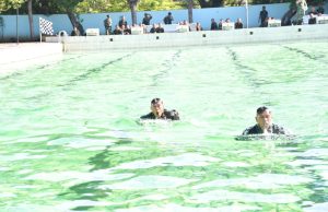 Prajurit TNI Ponorogo Renang Militer di Tirto Menggolo