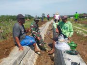 Rajin Bantu Warga, Prajurit TNI Ponorogo Kerja Bakti Bersih Parit