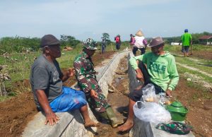 Rajin Bantu Warga, Prajurit TNI Ponorogo Kerja Bakti Bersih Parit