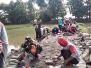 Bangun Desa, Prajurit TNI Ponorogo Kerja Bakti Perbaikan Jalan