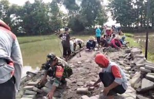 Bangun Desa, Prajurit TNI Ponorogo Kerja Bakti Perbaikan Jalan