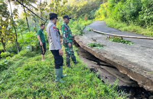 Longsor Terjang Ngebel & Sooko, Jalan Utama Ponorogo – Trenggalek Lumpuh