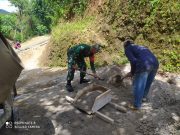 Kerja Nyata, Prajurit TNI Ponorogo Bantu Warga Perbaikan Jalan
