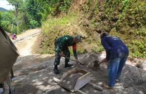 Kerja Nyata, Prajurit TNI Ponorogo Bantu Warga Perbaikan Jalan