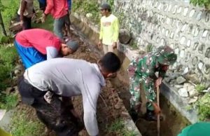 Cegah Banjir, Prajurit TNI Ponorogo Bersihkan Saluran Air
