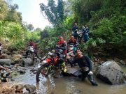 Trabas Komunitas Trail Peduli, Dandim Ponorogo Serahkan Bantuan ke Masjid Darussalam