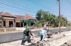 Babinsa Kodim Ponorogo Ikut Kerja Bakti Perbaikan Saluran Irigasi