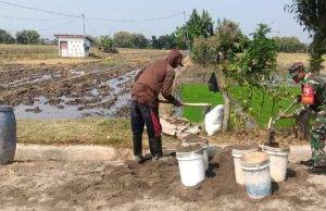Babinsa Kodim Ponorogo Bantu Warga Buat Saluran Irigasi
