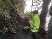 Batu Longsor Timpa Dua Pengendara Motor di Lingkar Telaga Ngebel Ponorogo