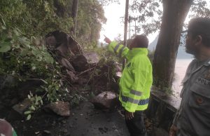 Batu Longsor Timpa Dua Pengendara Motor di Lingkar Telaga Ngebel Ponorogo