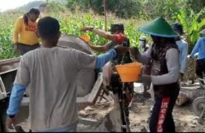 Babinsa Kodim Ponorogo Kerja Bakti Rabat Jalan Bersama Warga