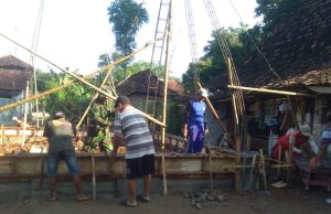 Prajurit TNI Ponorogo Bantu Warga Bangun Mushala