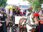 Imigrasi Ponorogo Turut Meriahkan Kirab Pusaka Grebeg Suro 2025, Edukasi Keimigrasian di Tengah Budaya