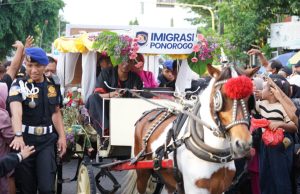 Imigrasi Ponorogo Turut Meriahkan Kirab Pusaka Grebeg Suro 2025, Edukasi Keimigrasian di Tengah Budaya