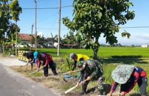 Babinsa Kodim Kerja Bakti Bersihkan Lingkungan Bersama Warga