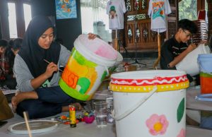 Lomba Melukis Tong Sampah Kampanyekan Pelestarian Lingkungan di Grebeg Suro Ponorogo