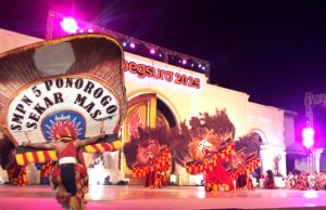 Reog Sekar Mas SMPN 5 Ponorogo Tampil Spektakuler di Malam Puncak FRR XXI