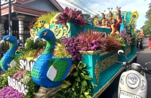 Dayang-Dayang & Kereta Merak SMAN 1 Babadan Memesona di Pawai Lintas Sejarah Ponorogo