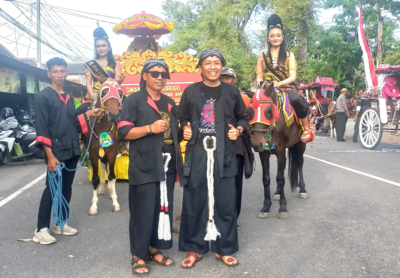 Dr. Sasmito Pribadi, M.Pd kepala SMAN 3 Ponorogo didampingi Wakasek Kesiswaan mengawal tampilan pawai lintas sejarah grebeg suro.