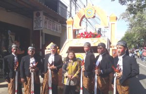 Enam Prajurit Gagah Kawal Dewi Sima: SMKN 1 Mlarak Meriahkan Grebeg Suro Lewat Sentuhan Islami