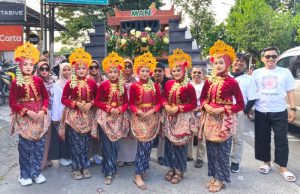 Merajut Sejarah, Dayang-dayang Batoro Katong MAN 1 Ponorogo Memesona di Pawai Grebeg Suro