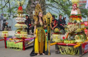 Buceng Porak Lebih Banyak, Larungan Telaga Ngebel Ponorogo Lebih Meriah