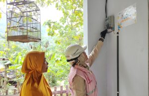 PLN Terangi Harapan, Srikandi PLN UP3 Ponorogo Turut Salurkan Layanan Listrik Gratis Rumah Sutiyem Lewat Program LUTD