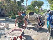 Babinsa Kodim Ponorogo Bantu Warga Rabat Jalan Desa