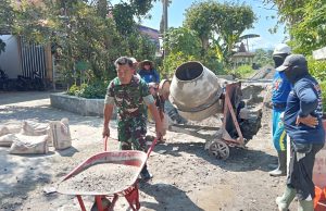 Babinsa Kodim Ponorogo Bantu Warga Rabat Jalan Desa