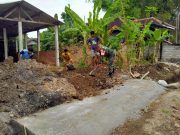 Babinsa Kodim Ponorogo Gotong Royong Perbaiki Gorong Gorong Bersama Warga