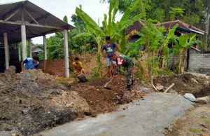 Babinsa Kodim Ponorogo Gotong Royong Perbaiki Gorong Gorong Bersama Warga