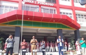 Bergerak Bersama Cegah Banjir dan Krisis Air: SMKN 1 Ponorogo Tanam Biopori Massal