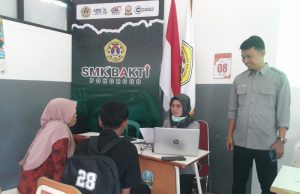 Deteksi Dini Lewat Wawancara & Nota Kesepahaman: SMK Bakti Ponorogo Prioritaskan Layanan & Prestasi DETEKSI DINI: Orang tua wali bersama siswa mengikuti wawancara dan nota kesepahaman oleh tim SMK Bakti Ponorogo.