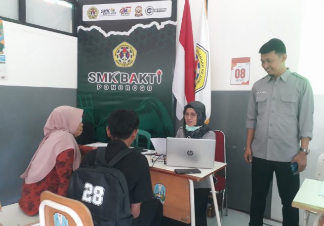 IMG_20250710_130552 DETEKSI DINI: Orang tua wali bersama siswa mengikuti wawancara dan nota kesepahaman oleh tim SMK Bakti Ponorogo.