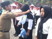 MPLS Ramah, SMKN 1 Slahung Serahkan Bantuan Seragam Olahraga Pada Siswa Kurang Mampu