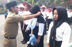 MPLS Ramah, SMKN 1 Slahung Serahkan Bantuan Seragam Olahraga Pada Siswa Kurang Mampu