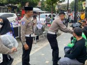 Operasi Patuh Semeru 2025, Polres Ponorogo Beri Helm Gratis Ojol