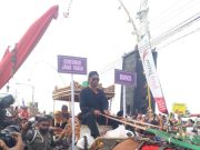 Gubernur Khofifah Bagikan Bendera Merah Putih di Grebeg Tutup Suro Bantarangin Ponorogo