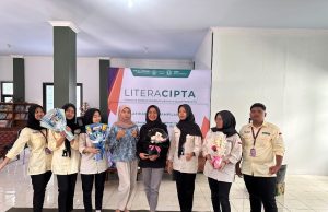 PUSPA LITERA: Pelatihan Kreasi Buket Cantik Bangkitkan Semangat Literasi Siswa SMAN 2 Ponorogo