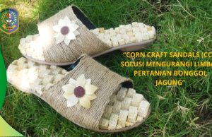 SISWA-SISWA DAN GURU SMKN 1 PONOROGO RAIH PRESTASI MELALUI INOVASI “CORN CRAFT SANDALS (CCS)”