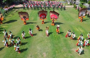 Kodim Ponorogo Kibarkan Bendera Merah Putih Massal Diiringi Tarian Reog