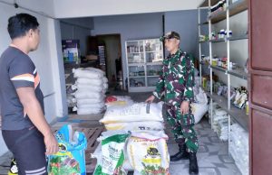 Prajurit TNI Ponorogo Pantau Kios Pupuk Bersubsidi untuk Petani