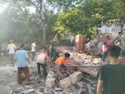 Rumah Warga Roboh, Babinsa Kodim Ponorogo Sigap Berikan Bantuan