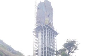 Kado Hari Jadi Ke-529 Ponorogo, Menbud Fadli Zon Resmikan Pemasangan Panel Kepala Merak Monumen Reog