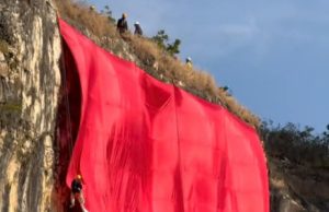Aksi Heroik Mapala Kibarkan Merah Putih Raksasa di Tebing Monumen Reog Ponorogo