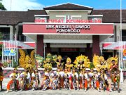 SMKN 1 Sawoo Tampilkan Karnaval Spektakuler: 14 Jatil Lincah, 4 Maskot Unik, Sepasang Raja & Ratu