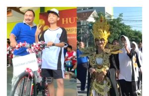 Semarak HUT Ke-79 SMPN 5 Ponorogo Gelar Jalan Santai Maskot Unik