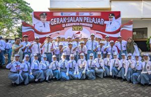 SMKN 1 Mlarak Kibarkan Semangat Nasionalisme Lewat Gerak Jalan Pelajar Se-Kabupaten
